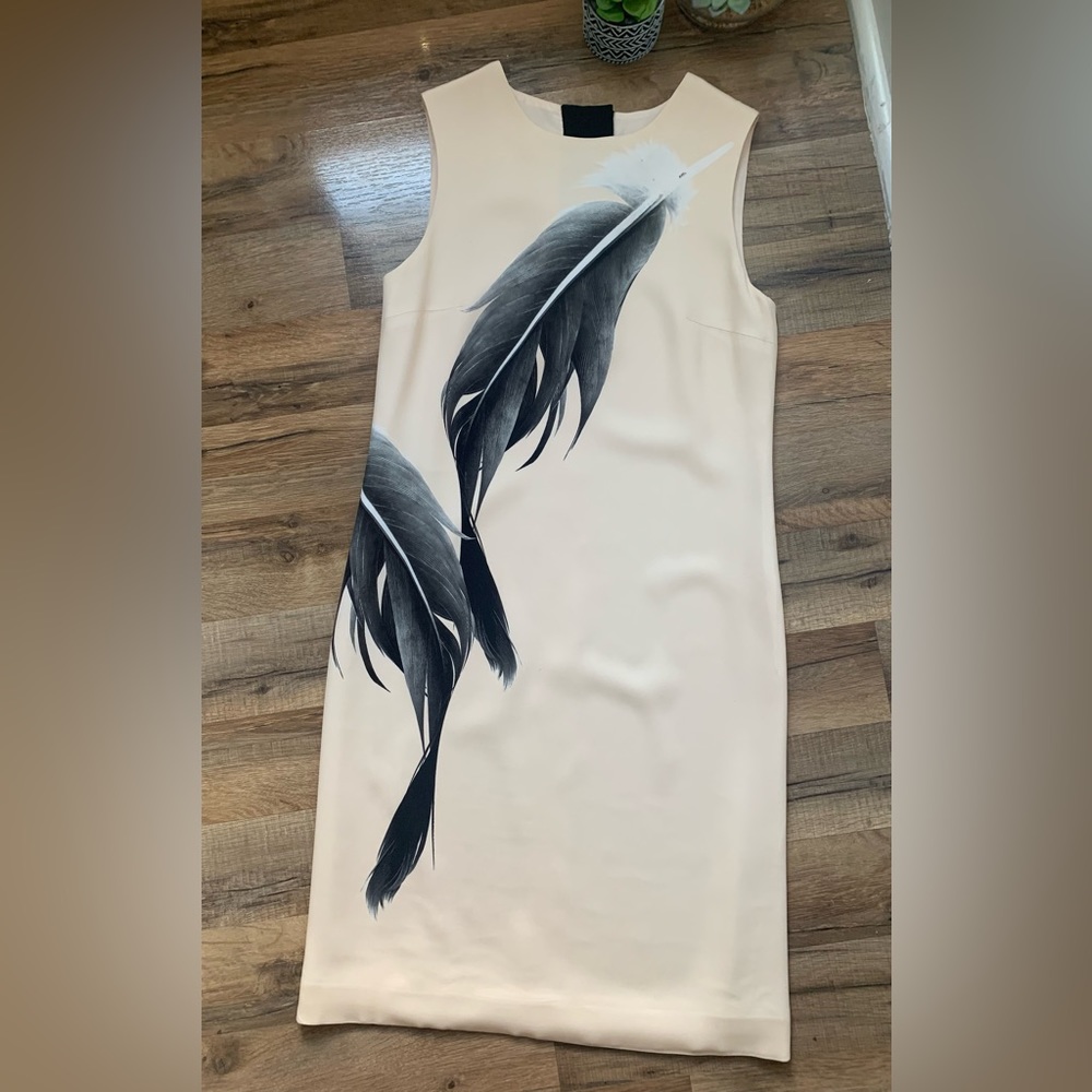 🪶 Designer {Carolina Herrera} NewYork Size-4  🪶Sleeveless Shift Dress